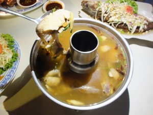 ไก่ย่างกลางบึง  ศรีนครินทร์   อาหารต้นตำรับ....อร่อยเด็ดริมน้ำ 