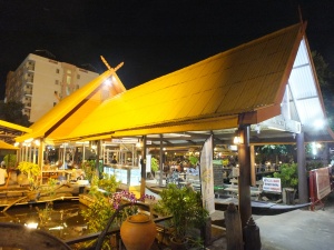 ไก่ย่างกลางบึง  ศรีนครินทร์   อาหารต้นตำรับ....อร่อยเด็ดริมน้ำ 