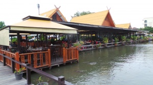 ไก่ย่างกลางบึง  ศรีนครินทร์   อาหารต้นตำรับ....อร่อยเด็ดริมน้ำ 