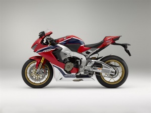   CBR1000RR รุ่นใหม่ สปอร์ตสายพันธ์แรงดีไซน์เฉียบ 