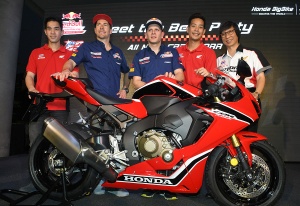   CBR1000RR รุ่นใหม่ สปอร์ตสายพันธ์แรงดีไซน์เฉียบ 