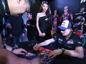   CBR1000RR รุ่นใหม่ สปอร์ตสายพันธ์แรงดีไซน์เฉียบ 