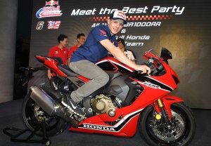   CBR1000RR รุ่นใหม่ สปอร์ตสายพันธ์แรงดีไซน์เฉียบ 