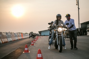 รอยัล เอนฟิลด์ จัดเวิร์กชอป   ชวนสาวขี่รถสไตล์ “ผู้หญิงก็ซิ่งได้”