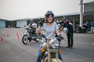รอยัล เอนฟิลด์ จัดเวิร์กชอป   ชวนสาวขี่รถสไตล์ “ผู้หญิงก็ซิ่งได้”