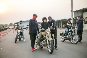 รอยัล เอนฟิลด์ จัดเวิร์กชอป   ชวนสาวขี่รถสไตล์ “ผู้หญิงก็ซิ่งได้”