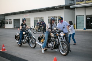 รอยัล เอนฟิลด์ จัดเวิร์กชอป   ชวนสาวขี่รถสไตล์ “ผู้หญิงก็ซิ่งได้”